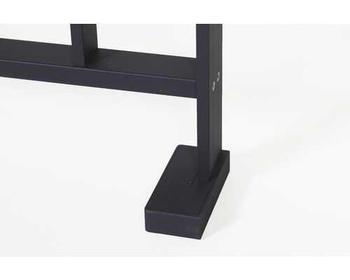 Detailansicht eines schwarzen Metall-Sichtschutzzaunelements mit rechteckigem Standfuß.