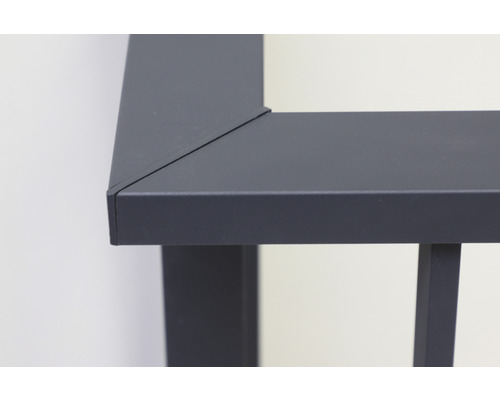 Detailaufnahme einer Eckverbindung eines Metallzauns