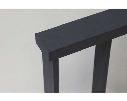 Detailaufnahme eines schwarzen Geländers