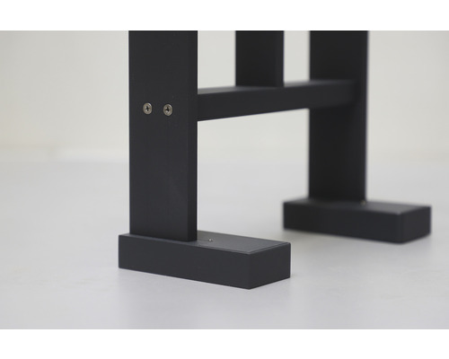 Detailansicht eines schwarzen Holzregals mit Schrauben