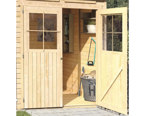 Offene Holzhütte mit Gartengeräten und Regalen