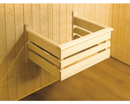 Sauna Fußbank aus Holz an Holzwand
