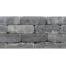 Nahaufnahme einer Mauer aus Betonpflastersteinen