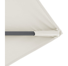 Detailaufnahme eines Sonnenschirms mit Metallstange und Stoffbespannung
