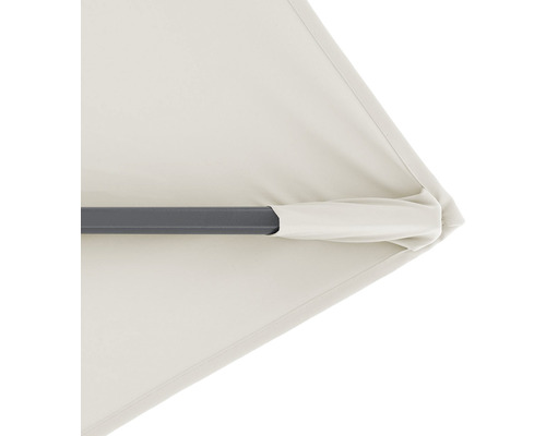 Detailaufnahme eines Sonnenschirms mit Metallstange und Stoffbespannung