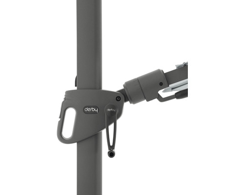 Derby Logo am Gelenk eines Sonnenschirms