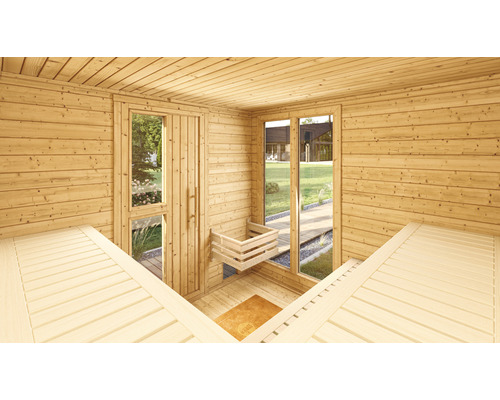 Innenansicht einer Sauna mit Holzwänden, Holzbänken und Fenstern