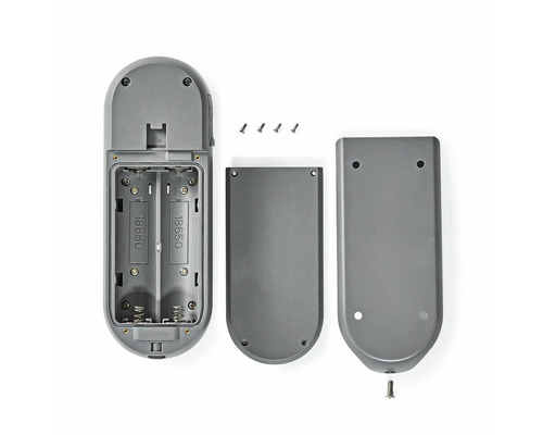 Geöffnete Fernbedienung mit Batteriefach, Schrauben und Abdeckung.