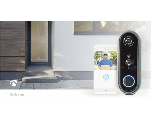 Intelligente Türklingel mit Smartphone-Benachrichtigung neben einem Smartphone vor einer Haustür