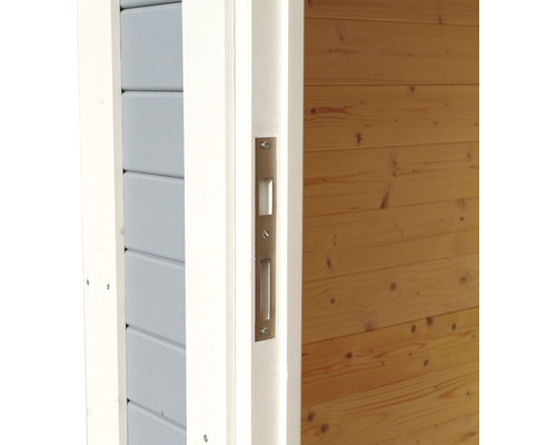 Detailansicht einer Schiebetür mit Griffmuschel aus Metall in einer Holztür