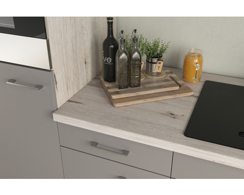 Küchenarbeitsplatte mit Dekorationselementen und Kochfeld