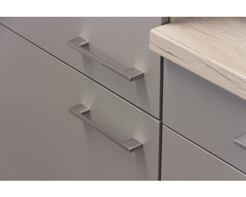 Detailansicht von Küchenschubladen mit Metallgriffen