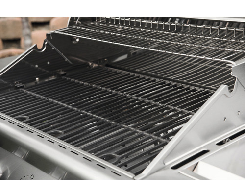 Innenansicht eines Grills mit Grillrosten