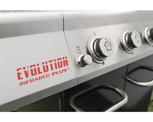 Detailansicht eines Gasgrills mit Drehknöpfen und Evolution Infrarot Plus Aufschrift