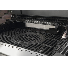 Innenraum eines Gasgrills mit Grillrost und Warmhalterost