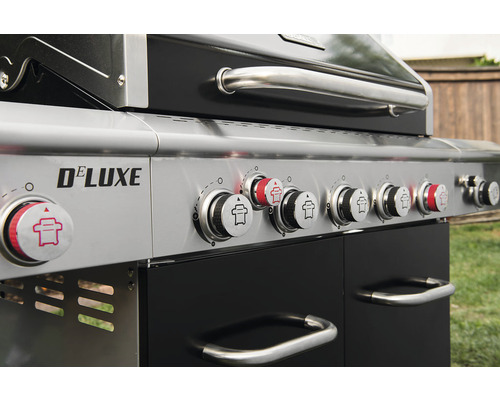 Detailaufnahme eines Gasgrills mit Bedienknöpfen und der Aufschrift Deluxe.