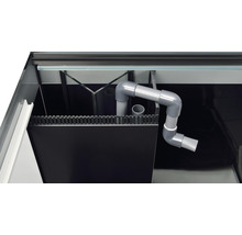 Innenansicht eines Aquariums mit Filtersystem und Zuflussrohr