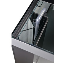 Detailaufnahme eines Aquariums mit Glaswänden und Rohrsystem