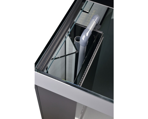 Detailaufnahme eines Aquariums mit Glaswänden und Rohrsystem