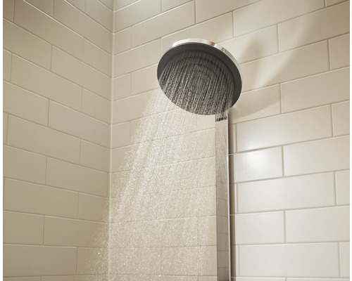 Regendusche mit laufendem Wasser in einem Badezimmer