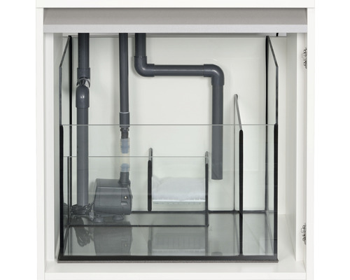 Innenansicht eines Aquarienschranks mit Pumpe und Rohren