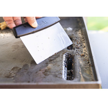 Reinigung einer Grillplatte mit einem Schaber
