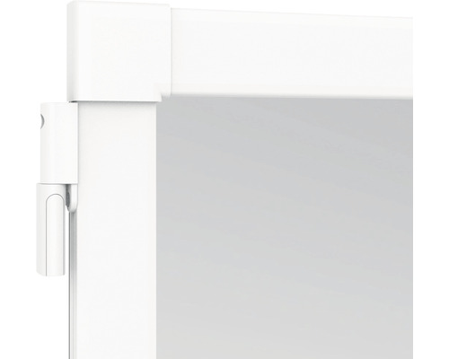 Detailansicht eines weißen Fensterrahmens mit Beschlag