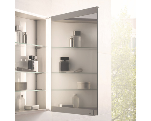 Offener Spiegelschrank mit Glasablagen und Badartikeln