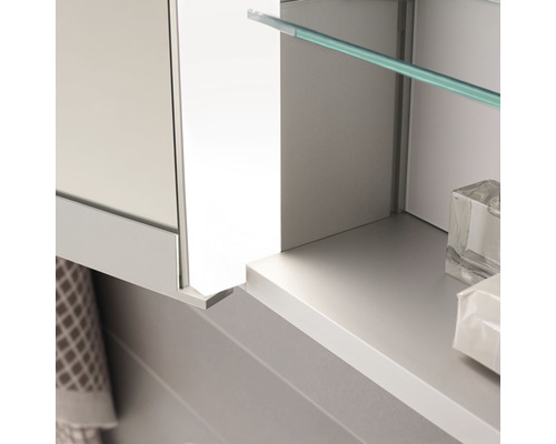 Detailaufnahme eines Spiegelschranks mit Glasablage im Badezimmer