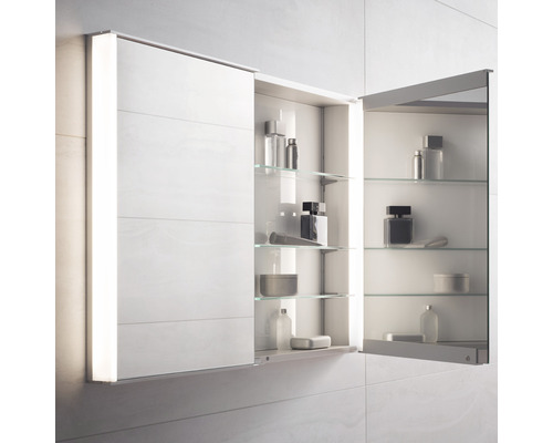 Geöffneter Bad Spiegelschrank mit Glasablagen und Beleuchtung.