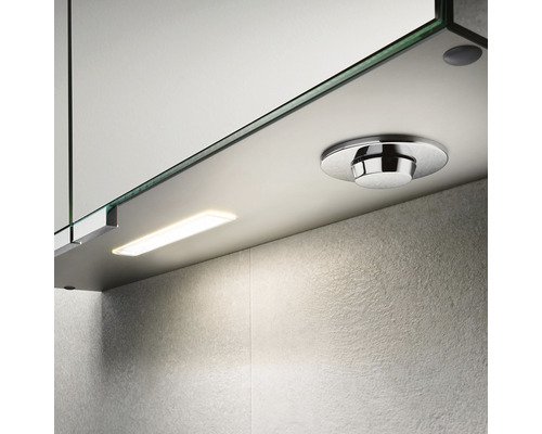 Detailansicht eines Spiegelschranks mit Beleuchtung und Schalter