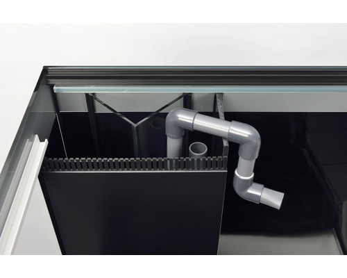 Detailansicht eines Aquariums mit Filtersystem und PVC-Rohren