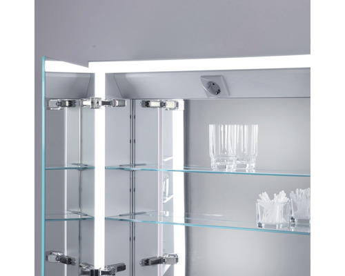Offener Spiegelschrank mit Glasablagen und Steckdose