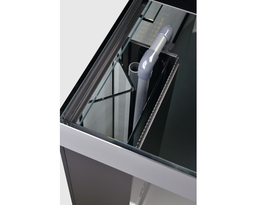 Detailansicht eines Aquariums mit internem Filtersystem und Wasserrohren