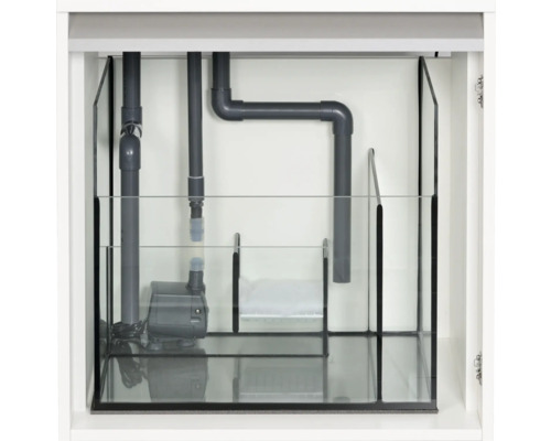 Innenansicht eines Aquariums mit Pumpen und Rohren