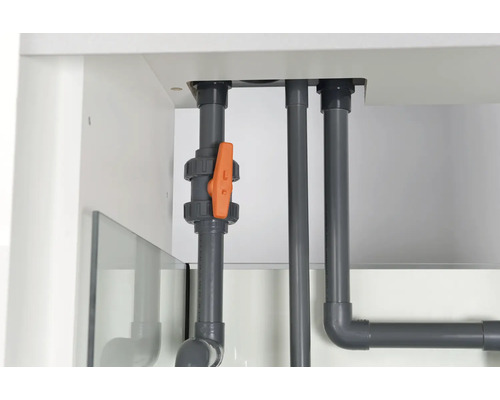 Abwasserrohre mit Absperrhahn im Aquariumunterschrank