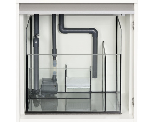 Innenansicht eines Aquarienschranks mit Pumpe und Rohren