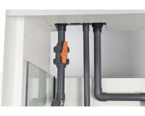 Graue Rohre mit einem Absperrventil in einem weißen Gehäuse