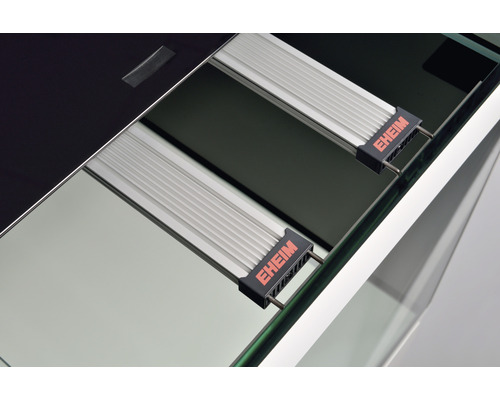 Eheim Logo auf einer Aquarienabdeckung mit Beleuchtung