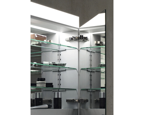 Geöffneter Spiegelschrank mit Glasablagen und Kosmetikprodukten.
