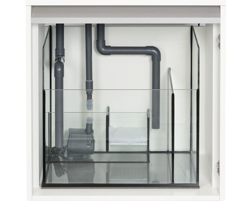 Innenansicht eines Aquarienschranks mit Wasserpumpe und Rohren