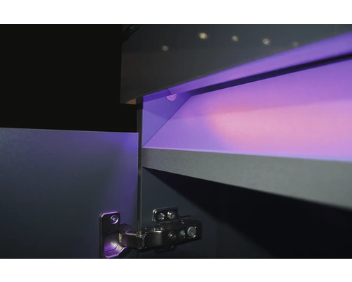 Detailaufnahme eines geöffneten Schranks mit Innenbeleuchtung.