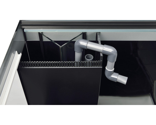 Aquarium Innenansicht mit Filteranlage und Rohrleitungen