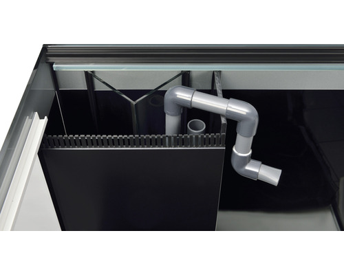 Innenansicht eines Aquariums mit Filtertechnik und Rohren