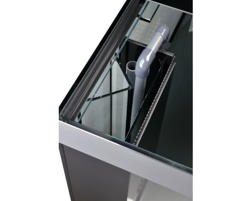 Detailansicht eines Aquariums mit Filteranlage und Verrohrungssystem