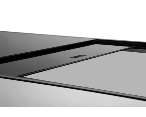 Detailansicht eines Aquariums mit schwarzem Rahmen und Glasabdeckung