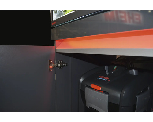 Aquarienschrank mit geöffneter Tür und Innenfilter