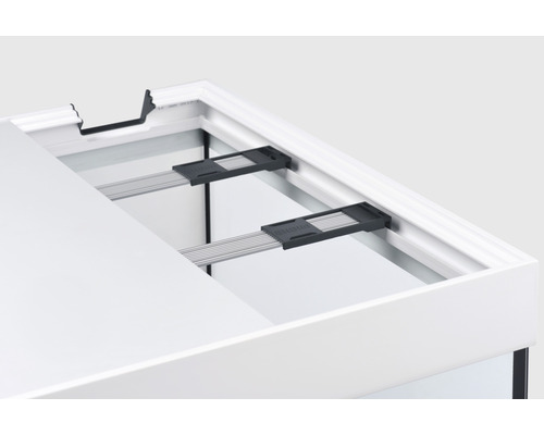 Detailansicht eines Aquariums mit Abdeckung, Halterungen und Querstreben.