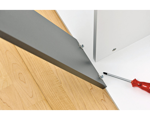 Möbelmontage mit Schrauben und Schraubendreher