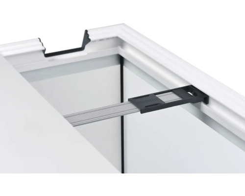 Detailansicht eines Fensters mit Fensterstange zur Sicherung